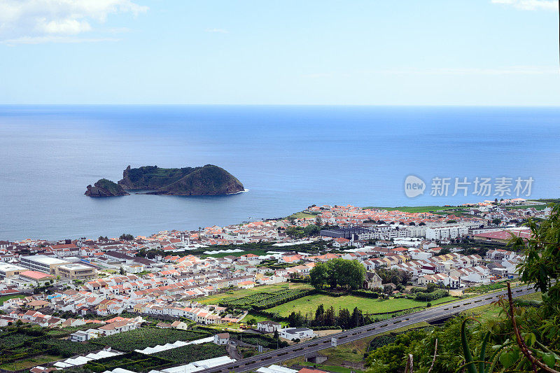 从Nossa Senhora da Page教堂可以看到大海、岛屿和维拉弗兰卡多坎波市。圣米格尔岛，葡萄牙。去亚速尔群岛旅行。